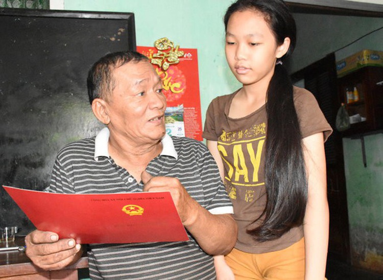Vietnamese bicycle repairman earns Bachelor of Laws at 69