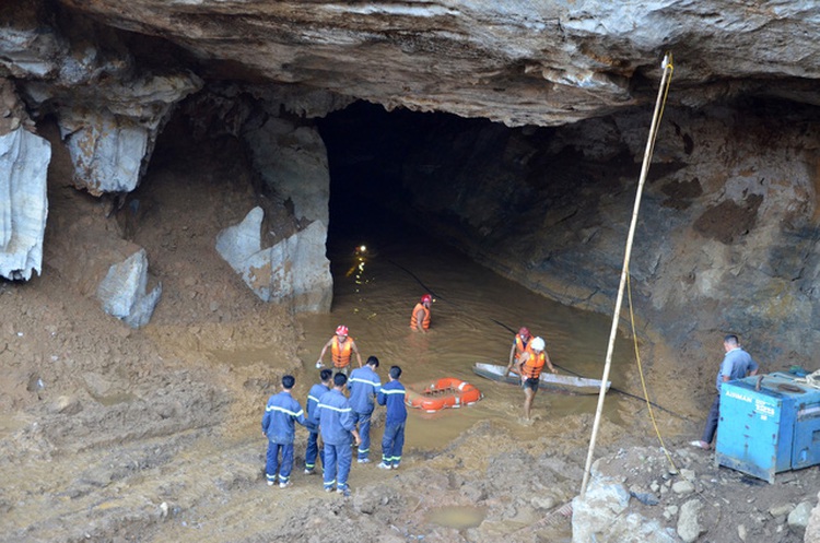Vietnam police nab illegal gold mine owner after workers found trapped in cave
