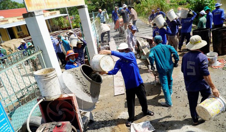 Middle-aged, elderly Vietnamese volunteer to build bridges for community
