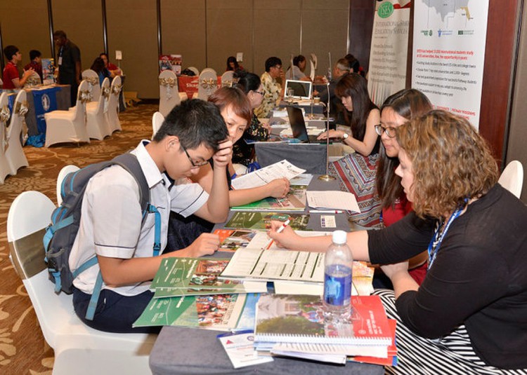 Number of Vietnamese students in US reaches 24,325, surges for 17 straight years: report