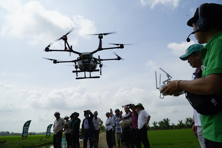 Crop-spraying drone showcased in Vietnam’s Mekong Delta