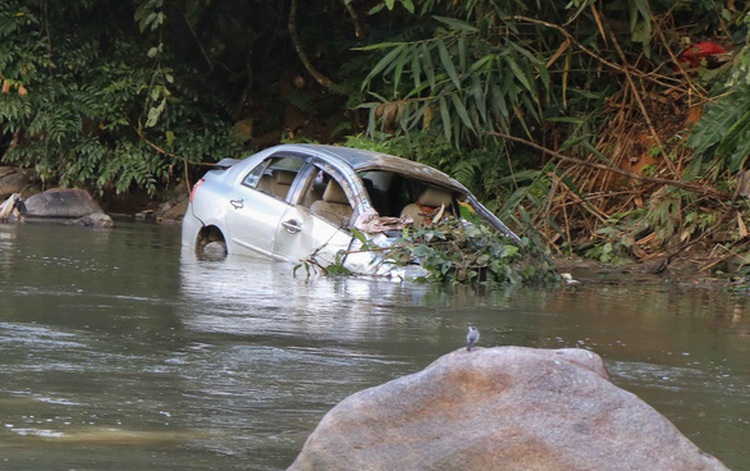 Vietnamese man killed, wife and child severely injured as car dives off cliff