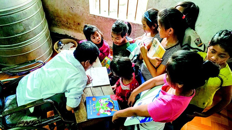 Vietnamese man in wheelchair well known for teaching village kids