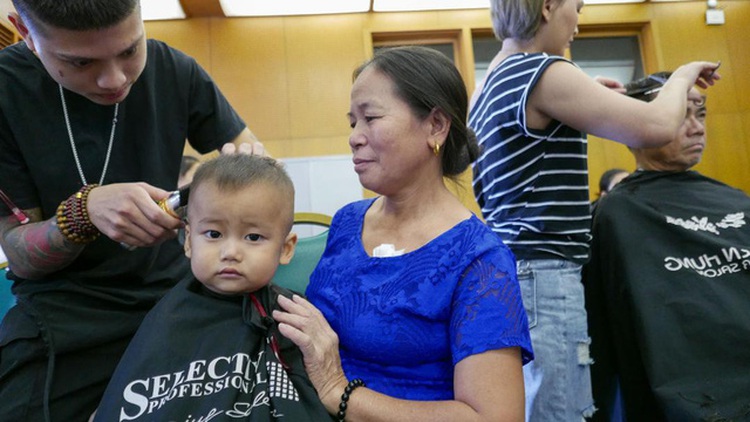 Hanoi hospital gives patients free haircuts, hair washing