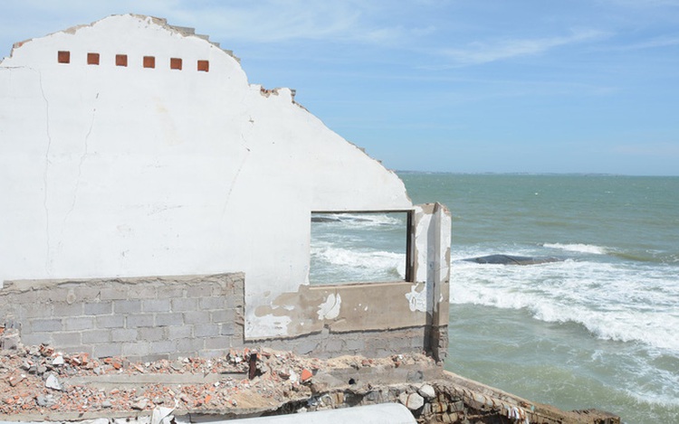 Coastal erosion erases beaches, destroys resorts in south-central Vietnam