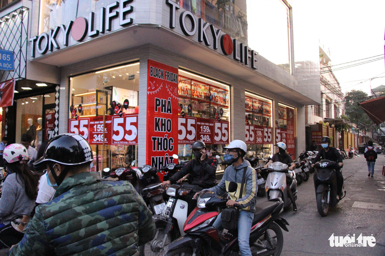 Vietnamese shoppers crowd stores in Saigon, Hanoi on Black Friday