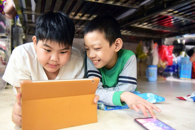 Vietnamese boy stays lively despite losing leg to bone cancer