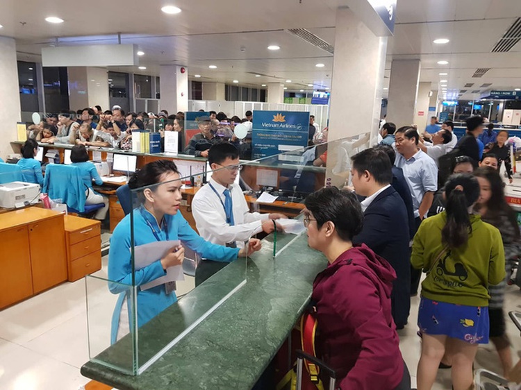 Passengers spend night at Ho Chi Minh City airport as flights delayed, diverted amid heavy rains