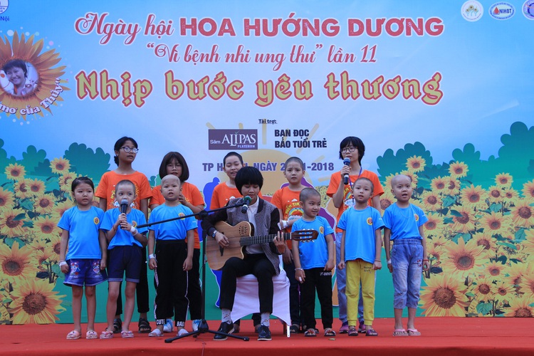 Child cancer patients join singer at Tuoi Tre-backed Sunflower Festival in Hanoi