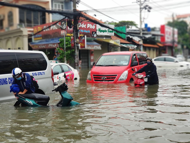 Ho Chi Minh City turns into ocean as downgraded Storm Usagi unleashes record deluge