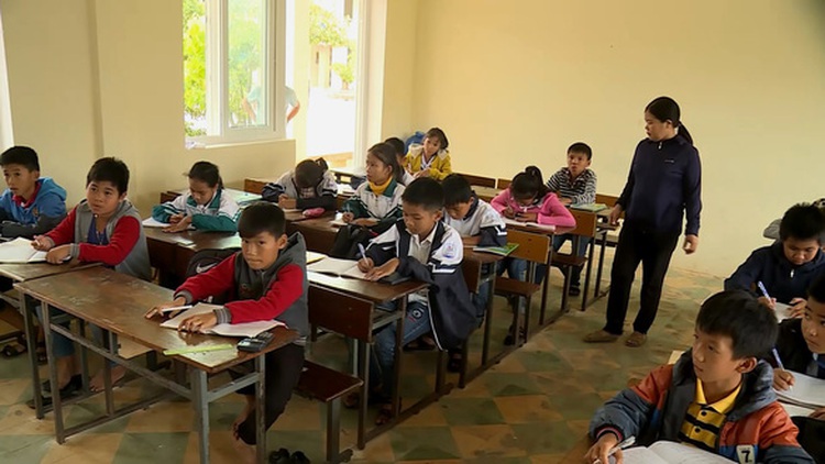 Investigation launched after teacher has students slap classmate 230 times in Vietnam