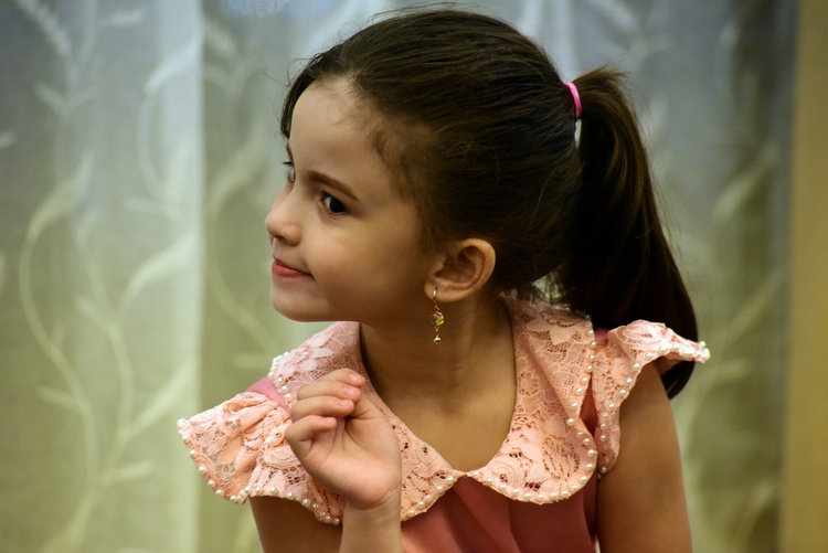 Little Filipino girl wins netizens’ heart with cute Vietnamese translation