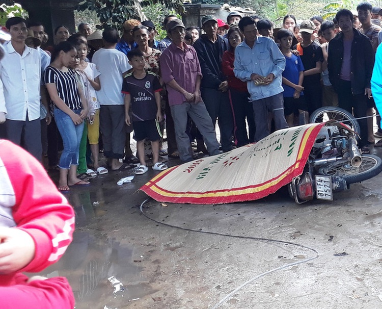 Overhead electric wire breaks killing Vietnamese motorcyclist
