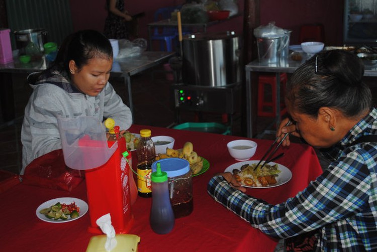 Vietnamese man quits well-paid job to run eatery of nearly-free meals