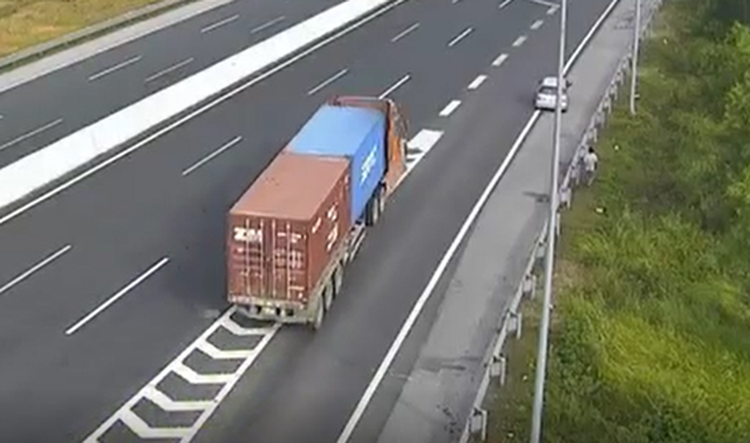 Car filmed backing for over 1km along expressway in northern Vietnam