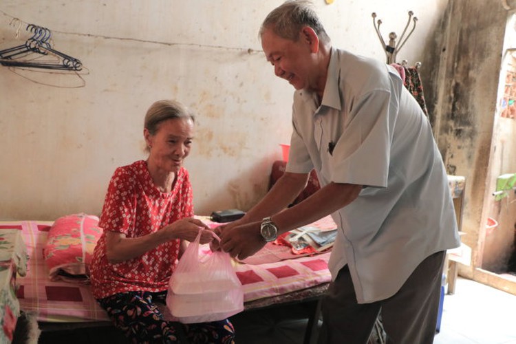 Vietnamese man delivers meals free to lonely elderly for three decades