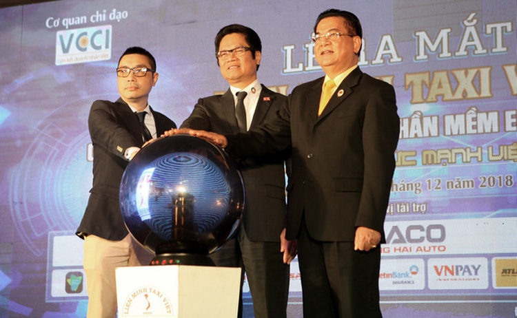 17 Vietnamese taxi companies unite against ride-sharing services