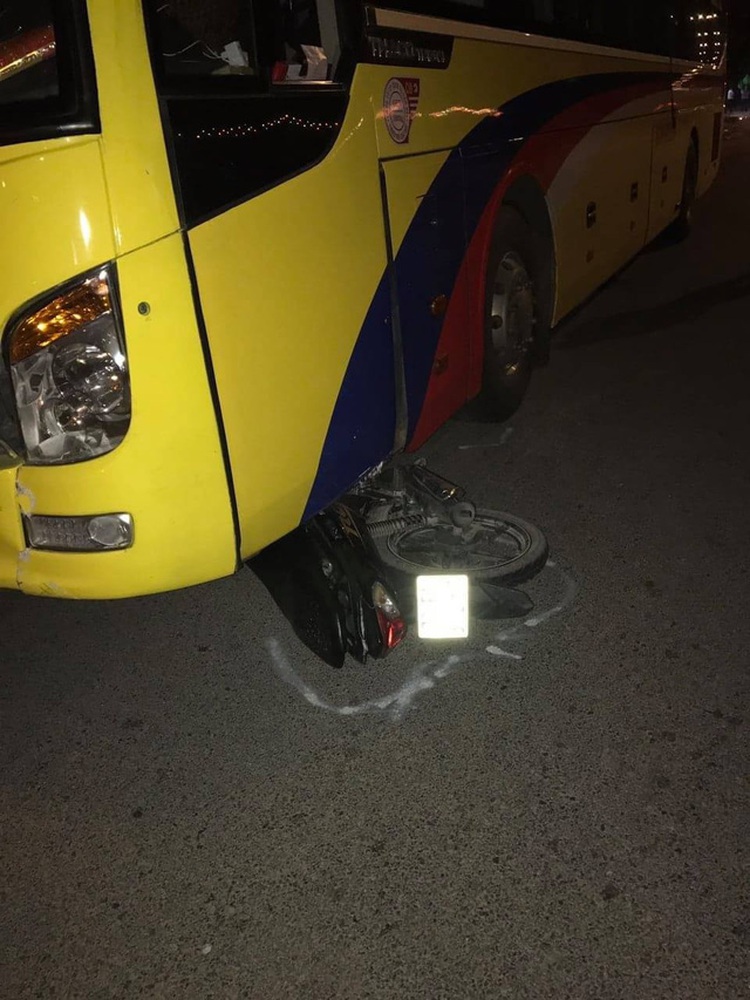 Bus strikes, kills two in southern Vietnam