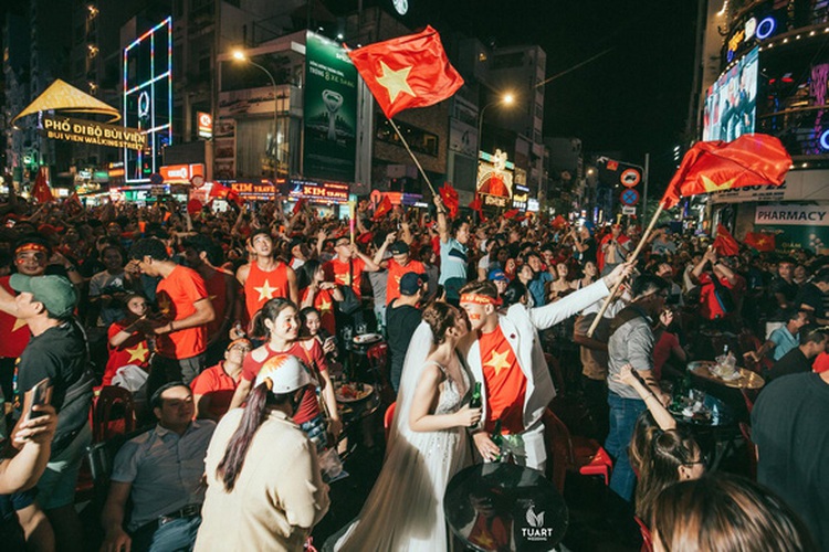 Young couple’s wedding photos taken during Vietnam-wide celebration of AFF title wow netizens