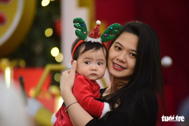 Trade centers become selfie magnets as Saigon brightly illuminated for Christmas