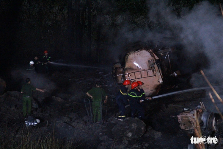 Driver killed as tanker truck plunges off cliff along Hai Van Pass