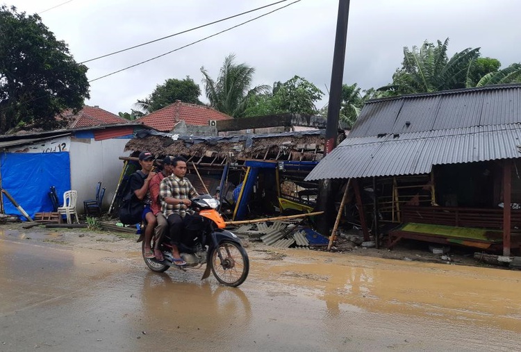 Tsunami from erupting Krakatau kills at least 222 in Indonesia