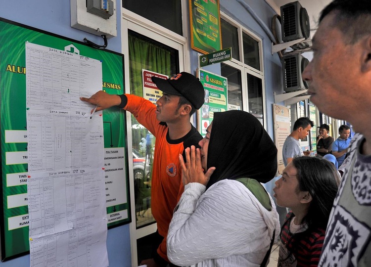 Rescuers dig through rubble for survivors after Indonesian tsunami kills 280