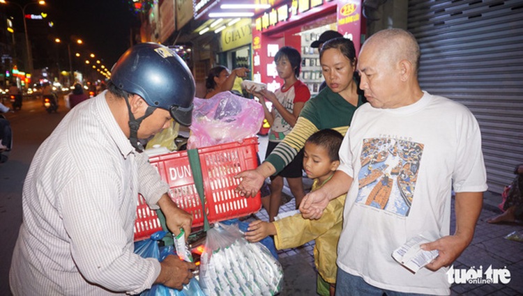 Ho Chi Minh City dwellers offer food, drinks to less fortunate on Christmas Eve