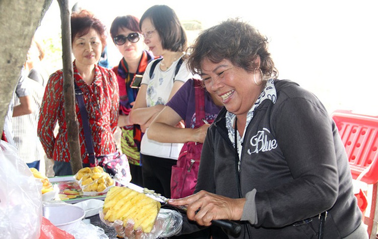 Couple helps drivers in accidents along Vietnam’s scenic Hai Van Pass for decades
