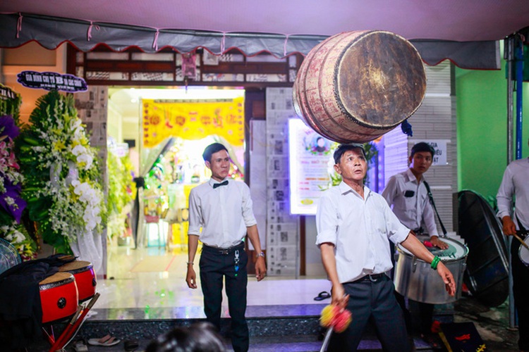 ‘Mua bong roi’: A gay art in southern Vietnam