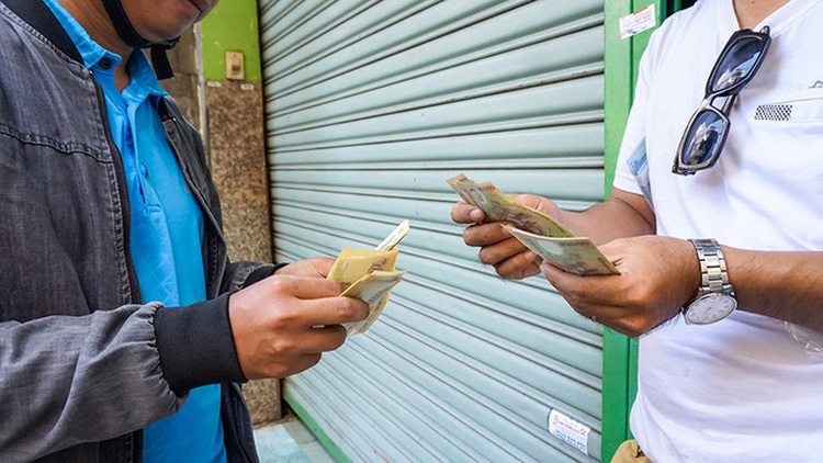 Exchange services rise as Vietnamese seek new banknotes for ‘li xi’ this Tet holiday