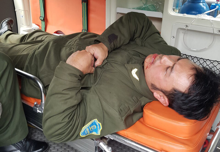 Brokers for unlicensed taxi attack security officer at Hanoi airport