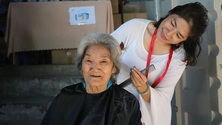 Vietnam hospital holds fair for poor patients to shop for free