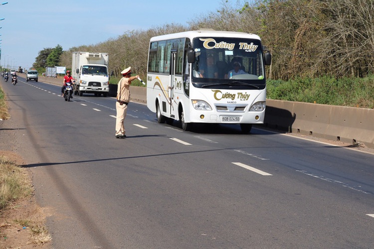 Vietnam traffic police launch nationwide inspection of truck, bus drivers to minimize accidents