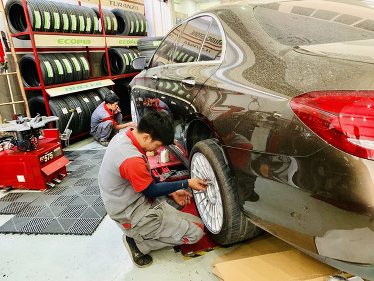 Saigonese lighten wallets on car maintenance, upgrade as Tet nears
