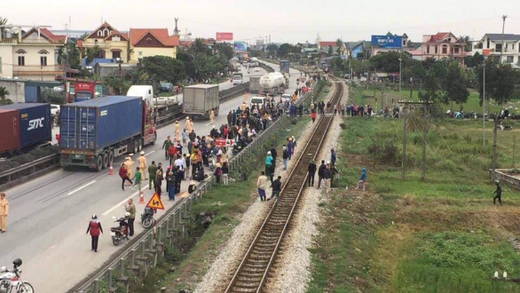 Truck crashes into cemetery goers, killing 8 in northern Vietnam