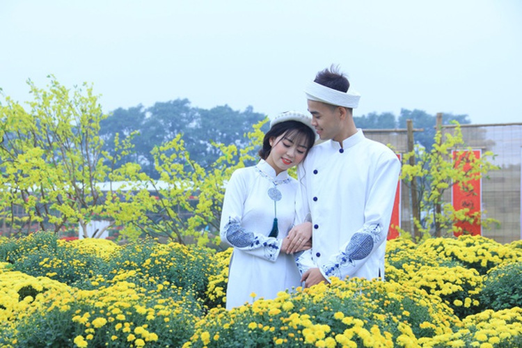 Pot mum field new selfie spot as Hanoians fall in love with southern flowers