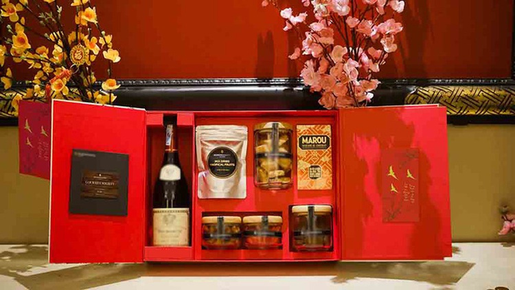 Vietnamese spare no expense on luxury Tet gift bags sold by top hotel brands
