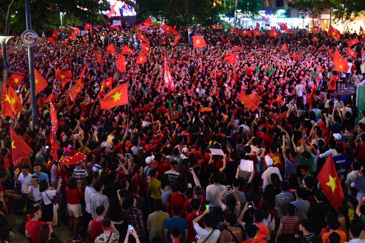 Ho Chi Minh City installs 5 large screens to air Vietnam-Japan game
