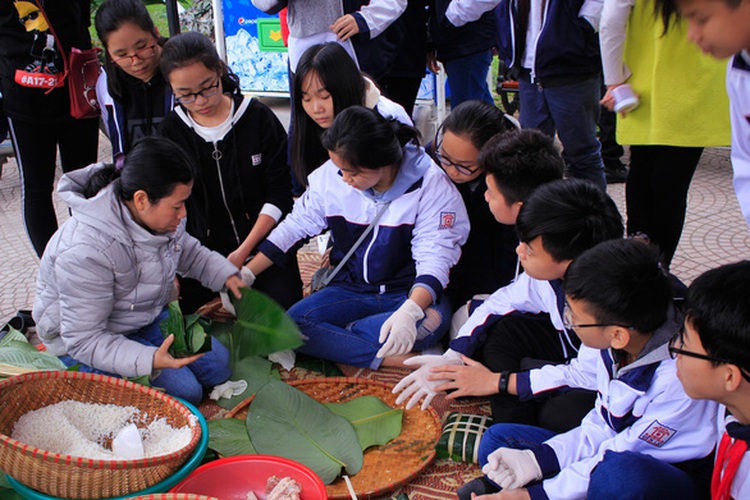 Vietnamese beauty queen H'Hen Nie wraps banh chung with Hanoi students