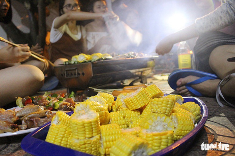 Vietnamese university students hold unique year-end parties on tight budget