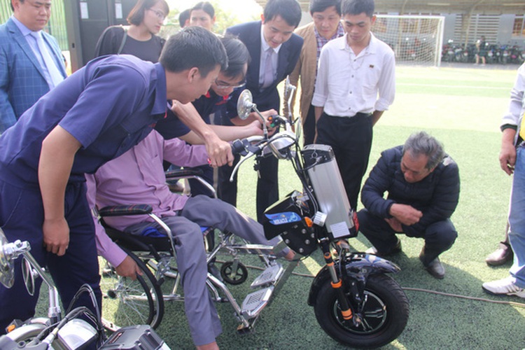 Vietnamese university gives disabled people detachable-motor wheelchairs