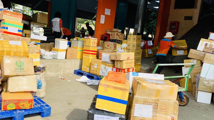 Shipping fees skyrocket in Ho Chi Minh City ahead of Tet