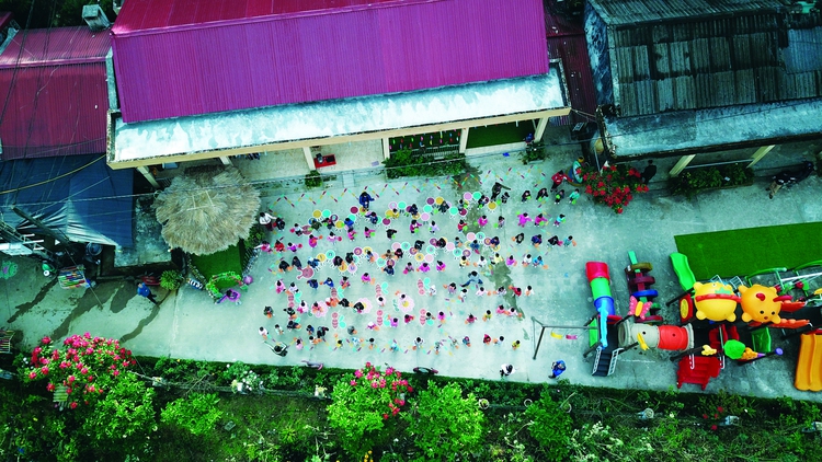 Vietnamese teacher dedicates life away from home to teaching children in border locality