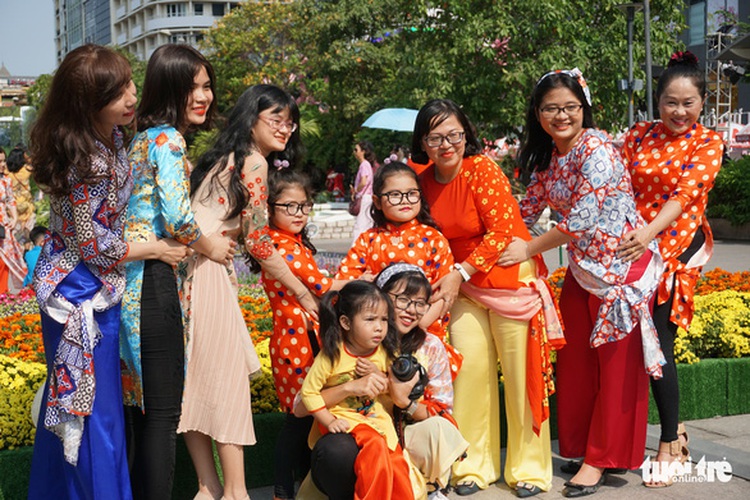 Visitors enjoy flowers, read books at Ho Chi Minh City’s iconic streets