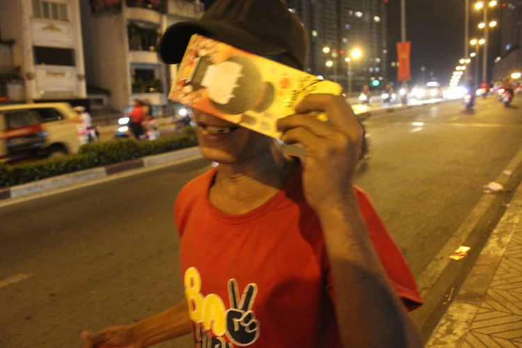 Two Vietnamese beg for social experiment on Lunar New Year's Eve