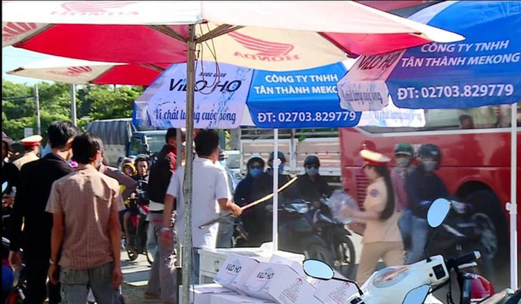 In Vietnam, man shoos police officers who were giving free water to motorcyclists