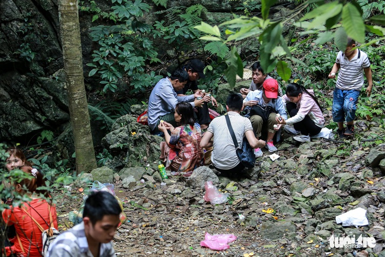 Fainting, queue jumping at Hanoi’s iconic Huong Pagoda festival