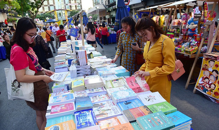 In Ho Chi Minh City, people turn to theaters, books during Tet