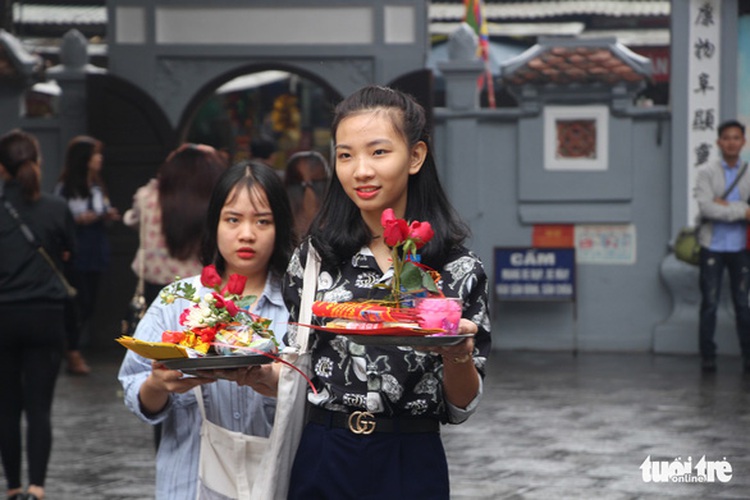 Vietnamese youth flock to visit pagoda to pray for Valentine’s Day love